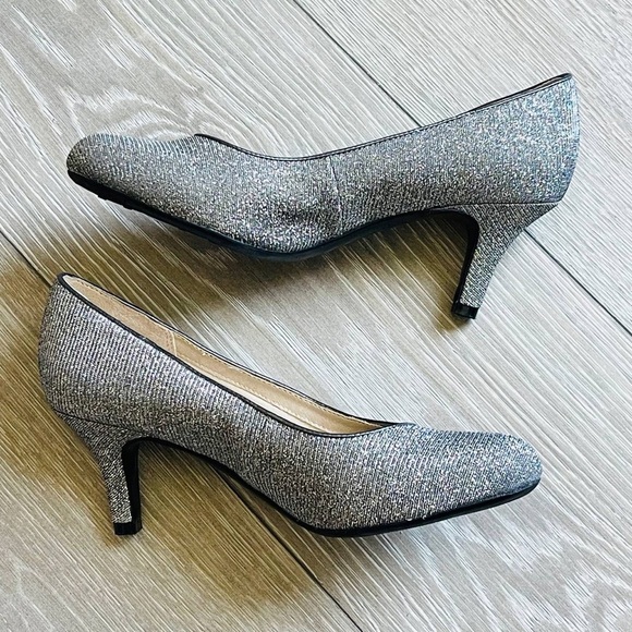 LifeStride Women's Parigi Silver Glitter Pumps Pewter Shoes 6 W Y2K Dressy Metal - Picture 2 of 6